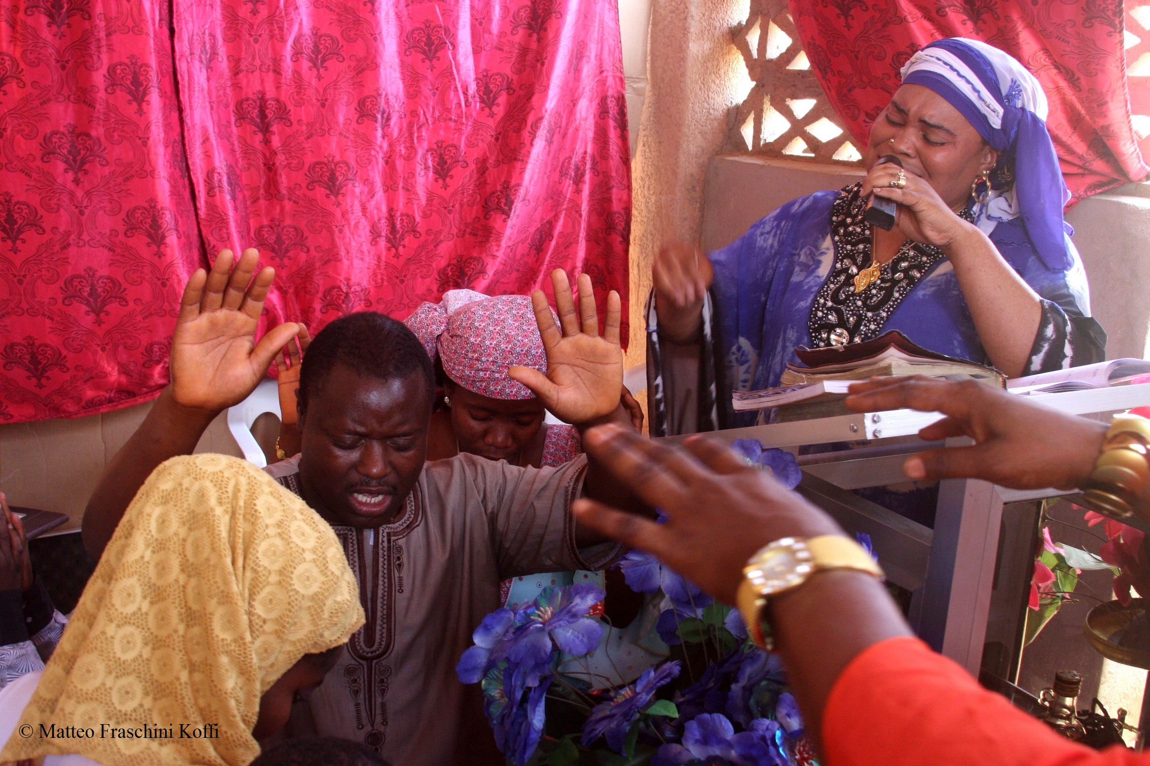 Nigeriani in preghiera prima della traversata del deserto, Agadez (Niger), maggio 2015